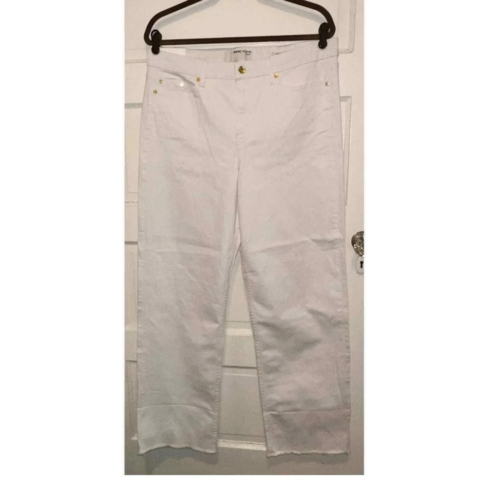 Anna Klein Straight Leg Jeans. NWT
